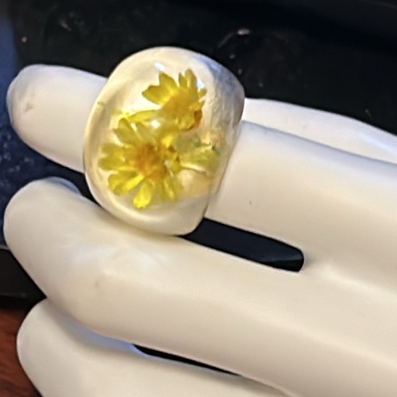 Vintage 70s LUCITE RING clear with Yellow Dried Daisy's Size 7 - Picture 9 of 16